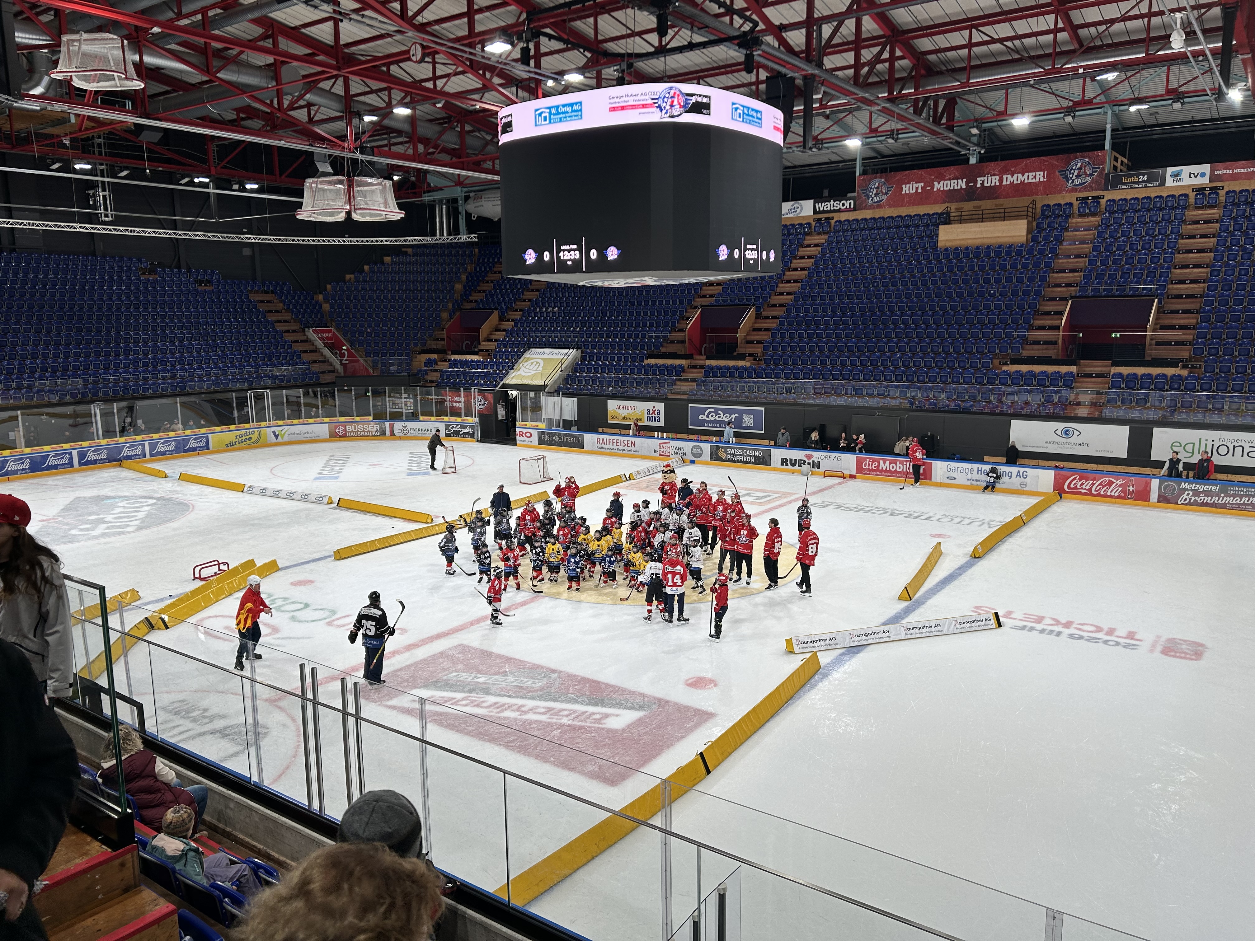 Cum am petrecut de ziua hocheiului elvețian pe gheața patinoarului din Rapperswil alături de 300 de copii: „Hop, Rappi!”