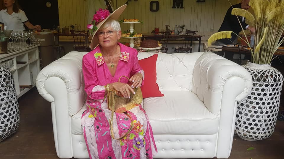 Ritualul pe care Monica Tatoiu îl are în fiecare dimineață. Anafură, apă sfințită și șampanie la micul dejun: „Eu de mică am învățat să beau”