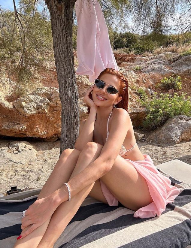 Lidia Buble a pozat fără sutien, iar fanii au reacționat. Ce tatuaj ascunde artista pe corp