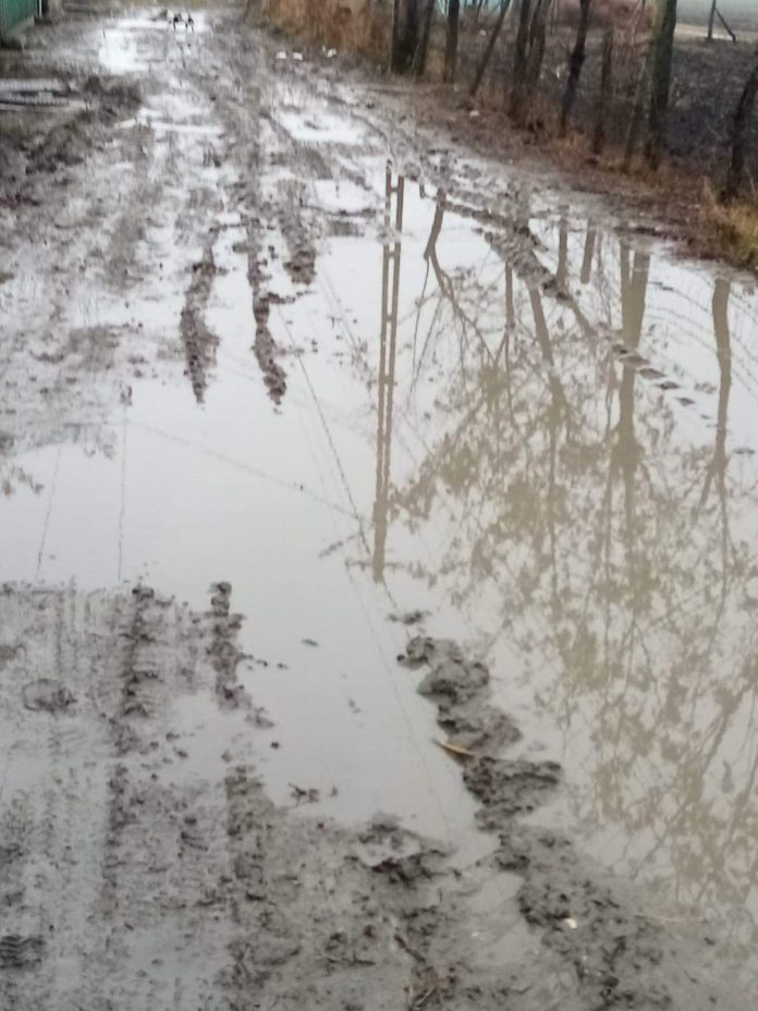 VIDEO | Inundațiile au făcut prăpăd în Prahova. Localnic:„Am scos mașina din noroi cu buldozerul”. Sute de case au rămas fără curent