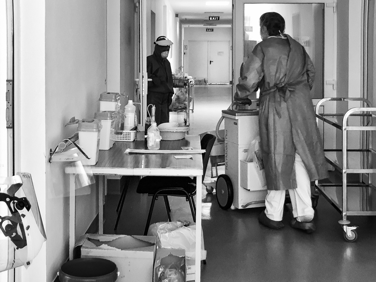 REPORTAJ | În Secţia COVID a Spitalului Judeţean Arad, medicii şi pacienţii împart şi responsabilitatea, şi teama în faţa bolii: „Ne-am dat curaj unii altora!”