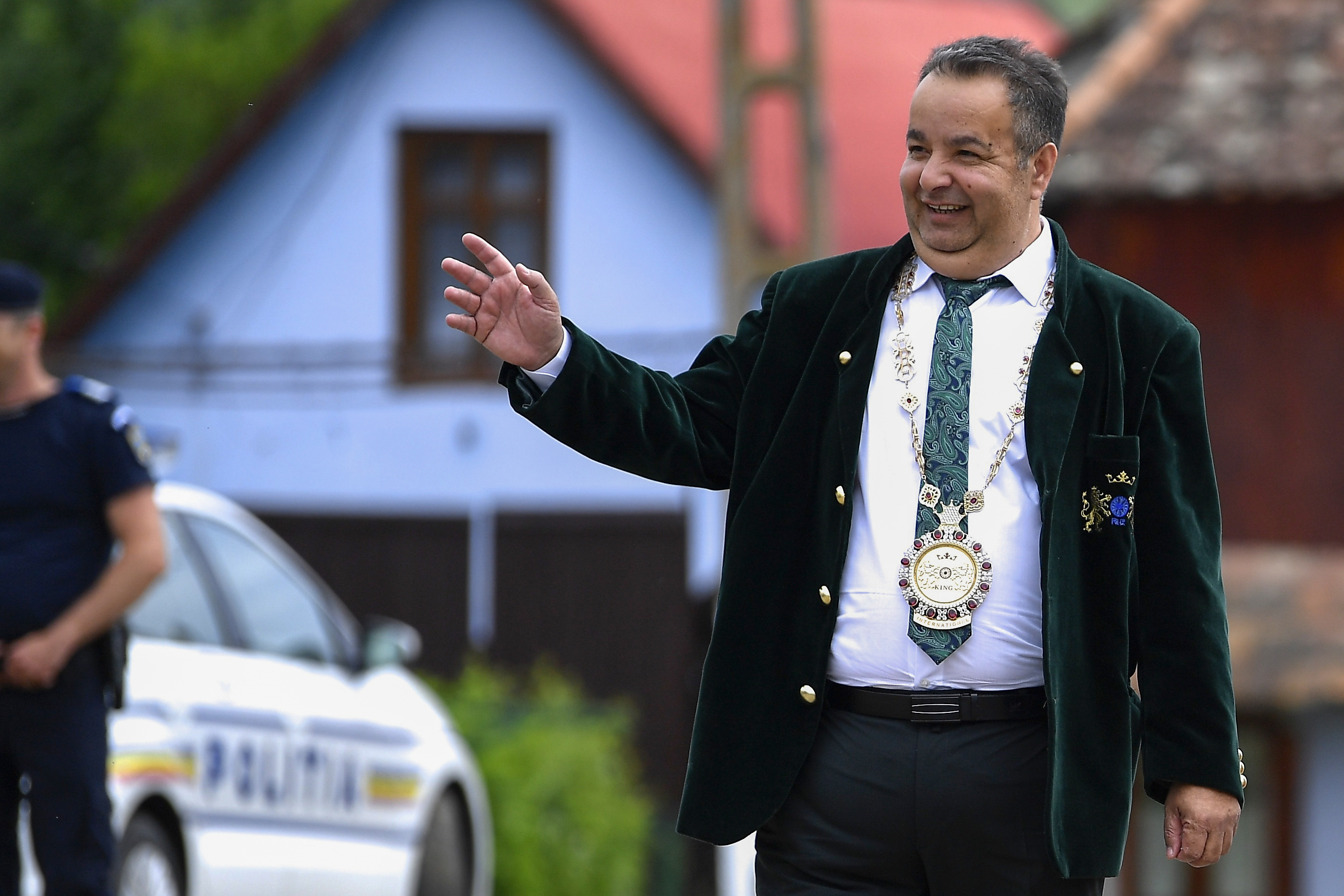 Regele Charles, întâmpinat de zeci de săteni la Viscri, în ultima zi a vizitei sale în România. Ce cadou a primit de la Dorin Cioabă. FOTO