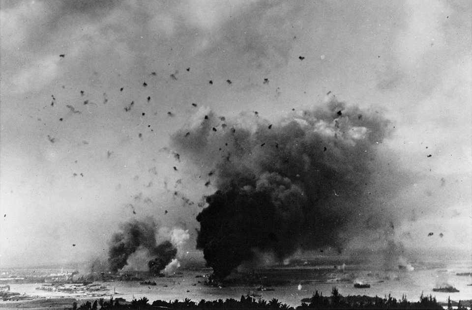 FOTO | 77 de ani de la atacul japonez de la Pearl Harbor. Fotografii incredibile din timpul masacrului