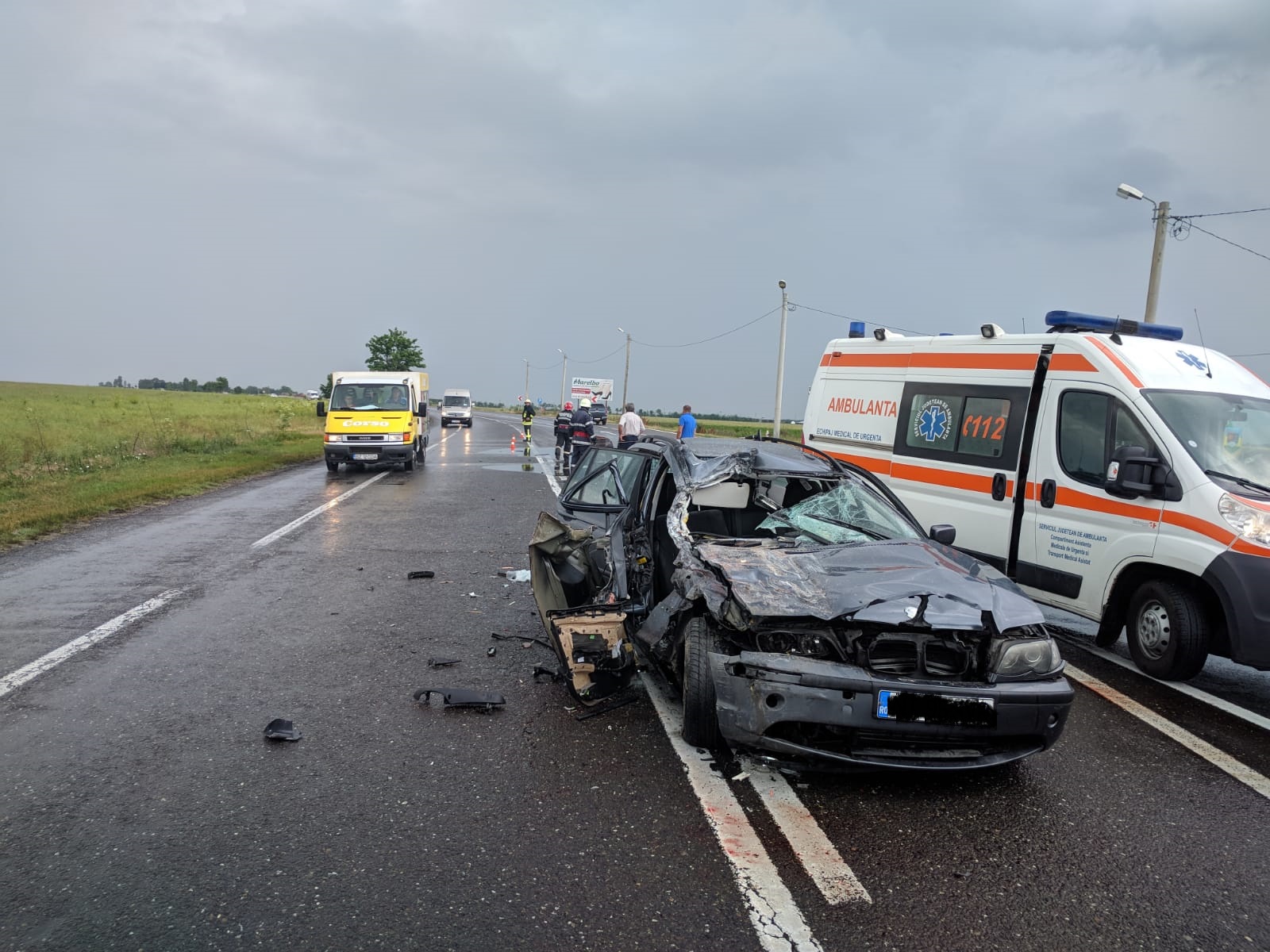 Sute de litri de miere s-au revărsat pe drum, în Urziceni. Trei tineri au ajuns la spital