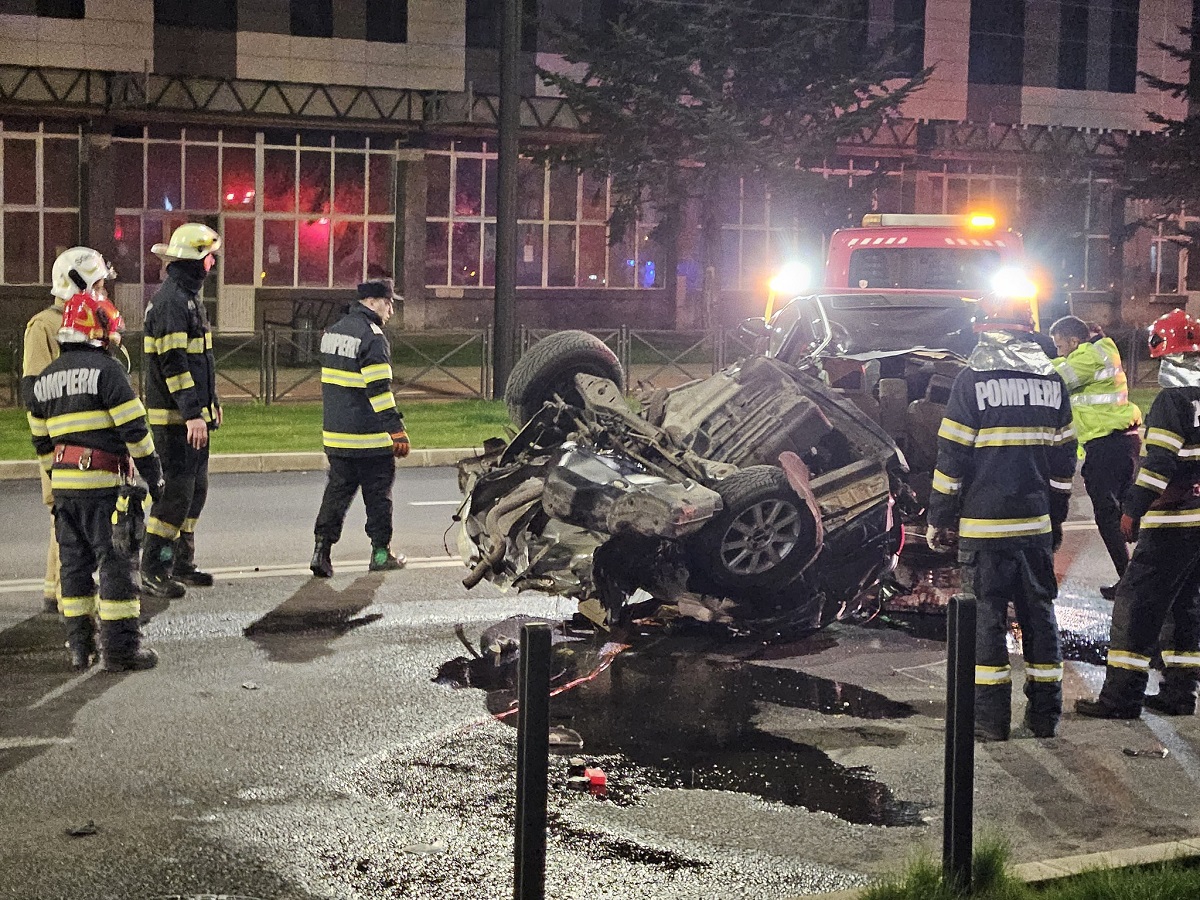 Șofer de 19 ani, filmat când coboară nevătămat dintr-o mașină ruptă în două, pe un bulevard din Oradea | VIDEO