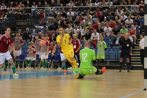 Calificare furată cu cronometrul. Selecționata de futsal a României a ratat prezența la Euro 2015 în ultima secundă. ^Oficial, ultima fază a ungurilor a durat 3 secunde. Cronometrajul efectuat de Sportnews arată că acțiunea a ținut peste 4 secunde! / VIDEO