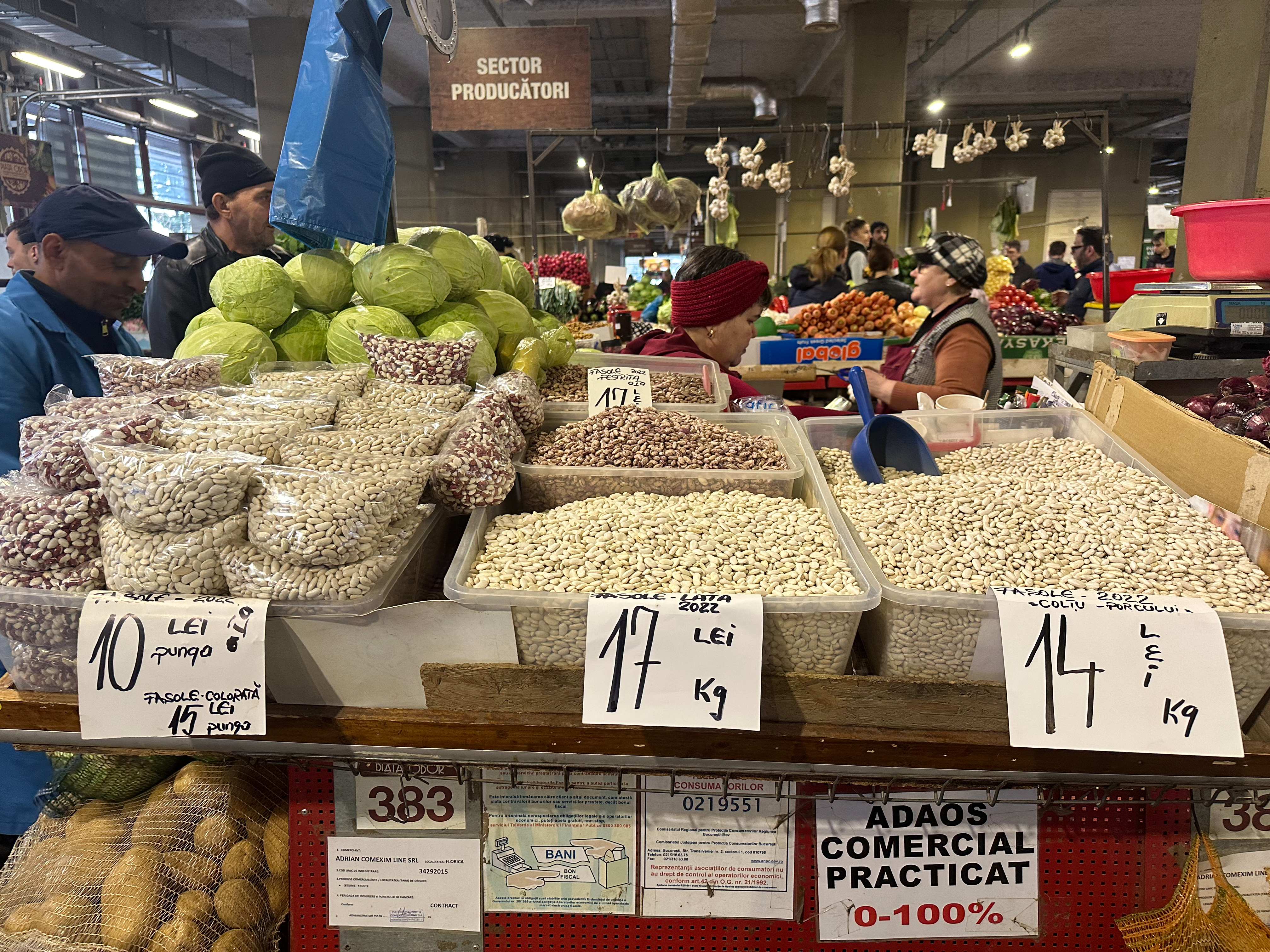 PREȚURI MARI. O altă versiune a realității din Piața Obor decât cea din Financial Times: „Am clienți cărora le dau pe datorie”. De ce a ajuns ceapa să coste 8 lei kilogramul și castraveții 20