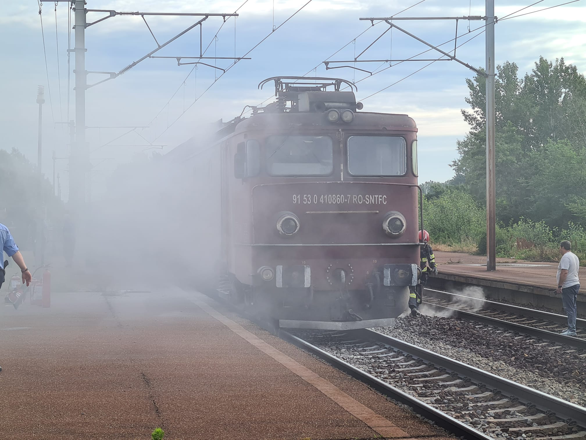 Locomotiva unui tren de călători a luat foc în județul Prahova, pe ruta Brașov - București Nord. Pasagerii s-au autoevacuat