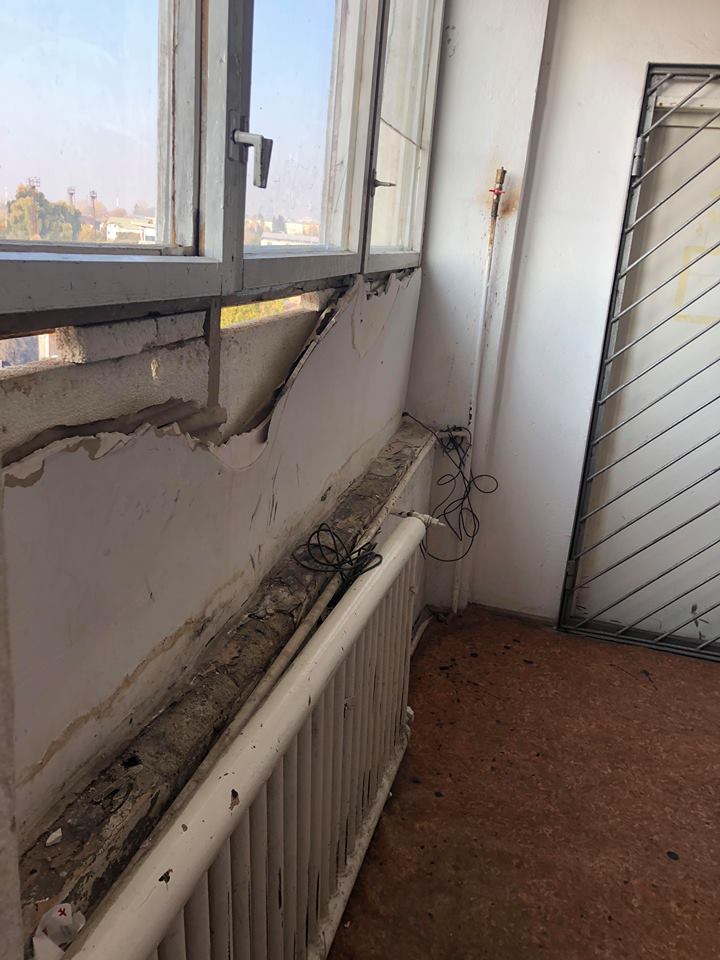 VIDEO/ Imagini halucinante din sediul Poliției Târgoviște. Sala de examene auto cade pe candidați!