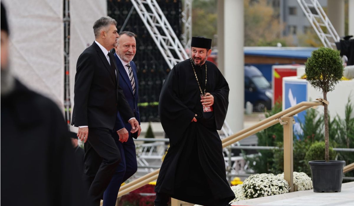 Ceremonia de sfințire a picturii Catedralei Mântuirii Neamului. Peste 12.500 de oameni, printre care Nicușor Dan, Ilie Bolojan, Traian Băsescu și Emil Constantinescu, au fost martori la citirea actului de sfințire
