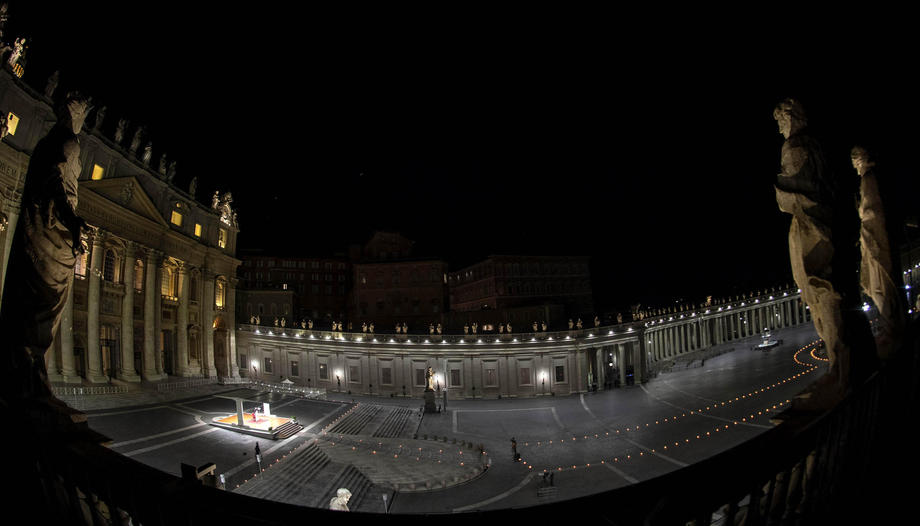 Papa Francisc a oficiat rugăciunea Calea Crucii, fără credincioși în Piața San Pietro. Înainte sunase în direct la TV
