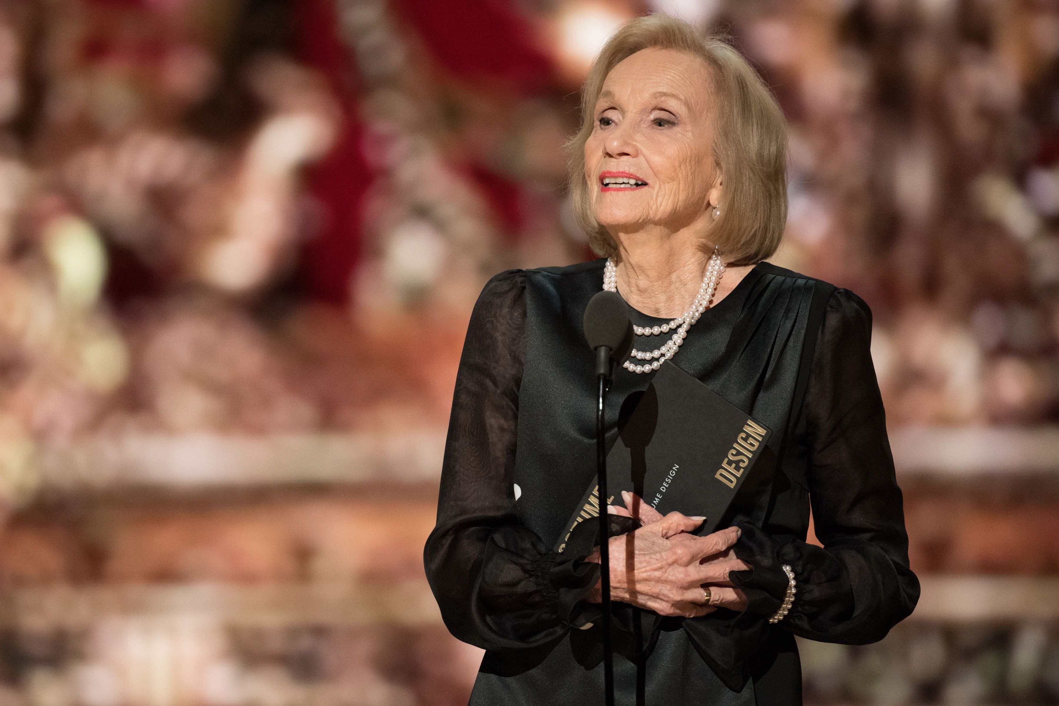A împlinit 102 ani, are un Oscar și două stele pe Hollywood Walk of Fame. Este cea mai vârstnică legendă a cinematografiei