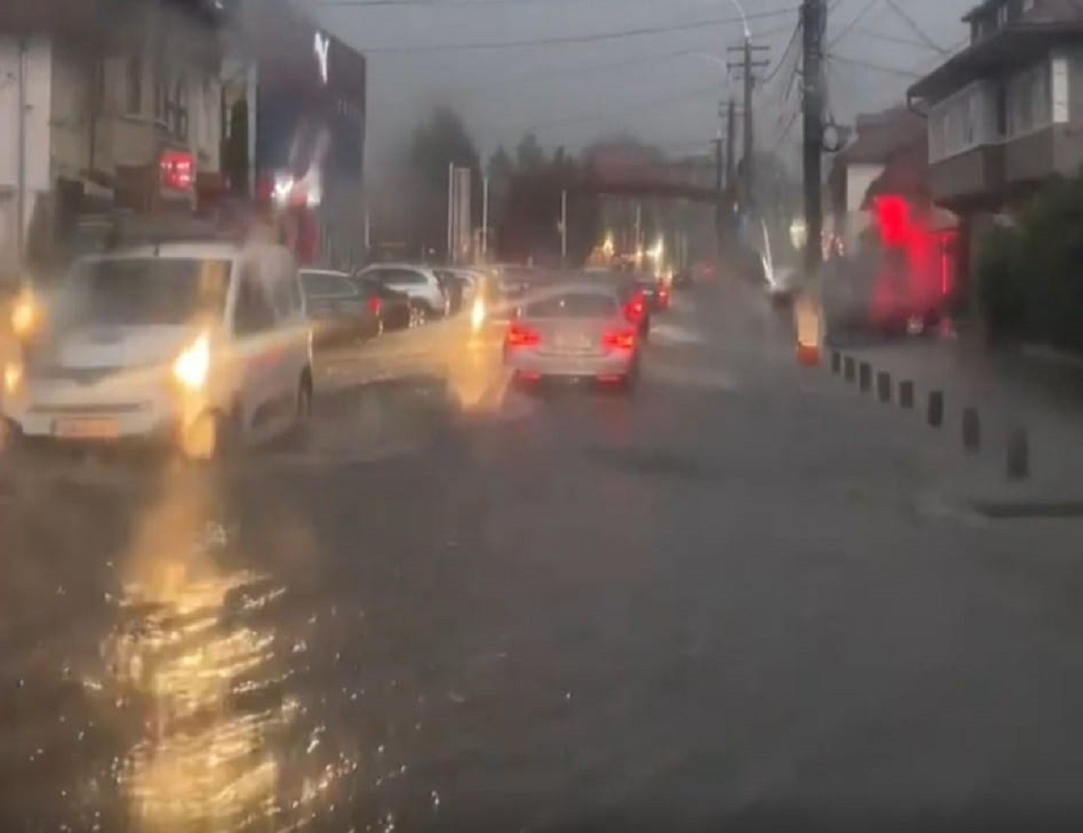 Furtunile au făcut ravagii: străzi inundate, sute de mașini distruse de grindină. Trafic blocat pe Transalpina