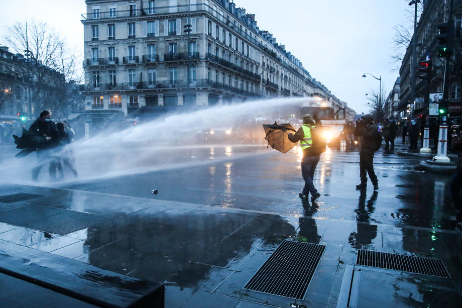 Peste 30.000 de persoane au protestat la Paris față de legea securității globale. Poliția a folosit tunuri de apă pentru a curăța piața