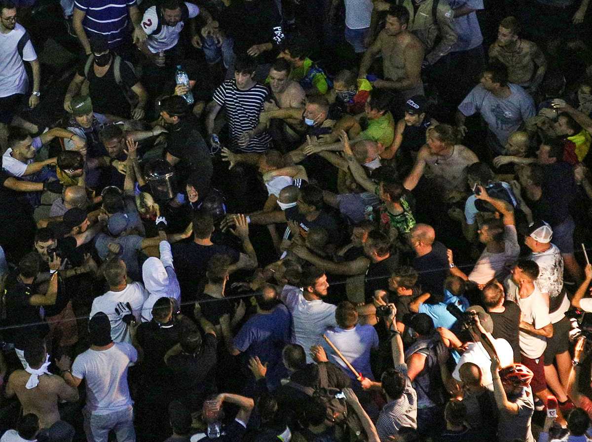 Câteva luni până la prescrierea faptelor în „Dosarul 10 august”. Foștii șefi ai Jandarmeriei, audiați după 8 ani de la violențele din Piața Victoriei