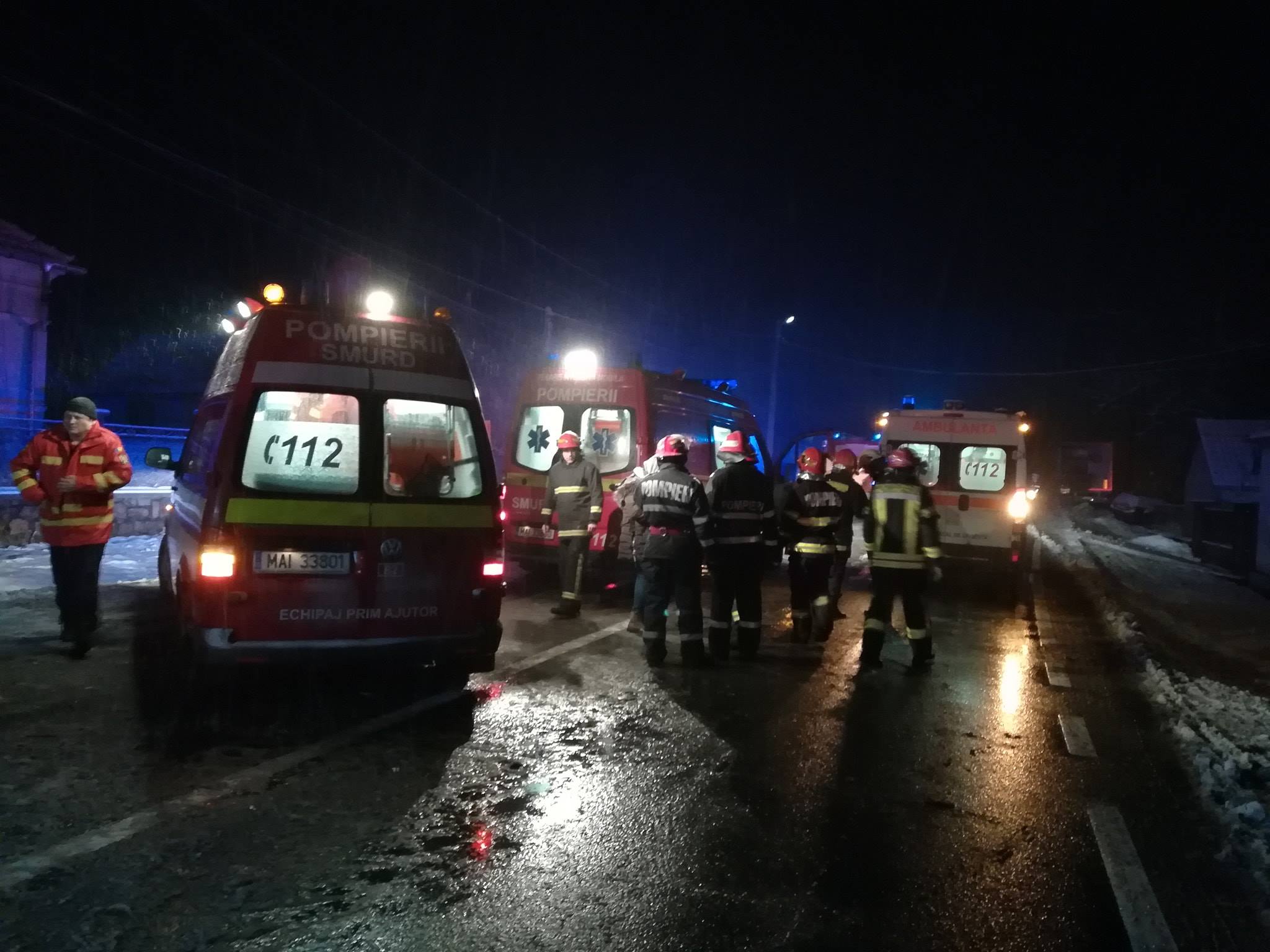 Un mort și 12 răniți într-un accident pe DN7. Un microbuz a intrat în coliziune cu un TIR. Traficul este blocat în apropiere de Lipova