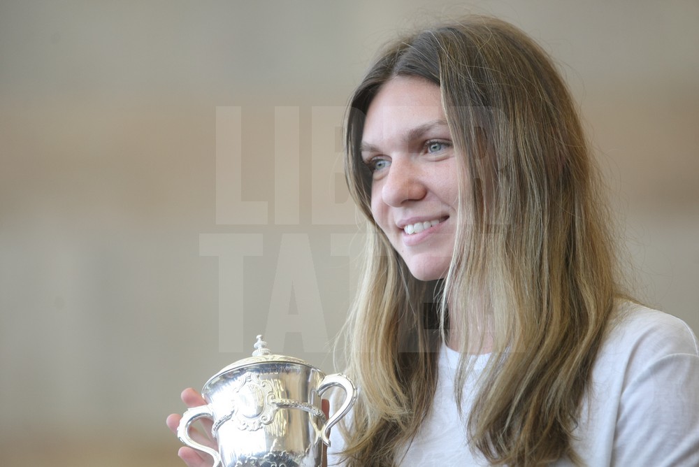 VIDEO&FOTO. Sosirea Simonei Halep în România după ce a câștigat Roland Garros 2018. Așteptată pe covorul roșu!