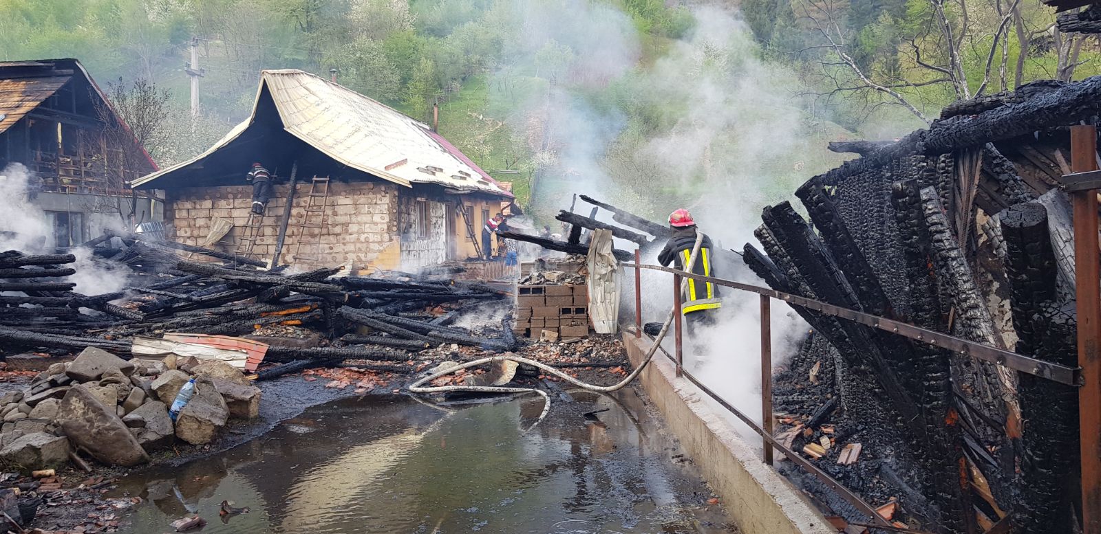 FOTO/Incendiu puternic în Bacău, patru case și două adăposturi de animale fiind cuprinse de flăcări. Focul, pus intenționat