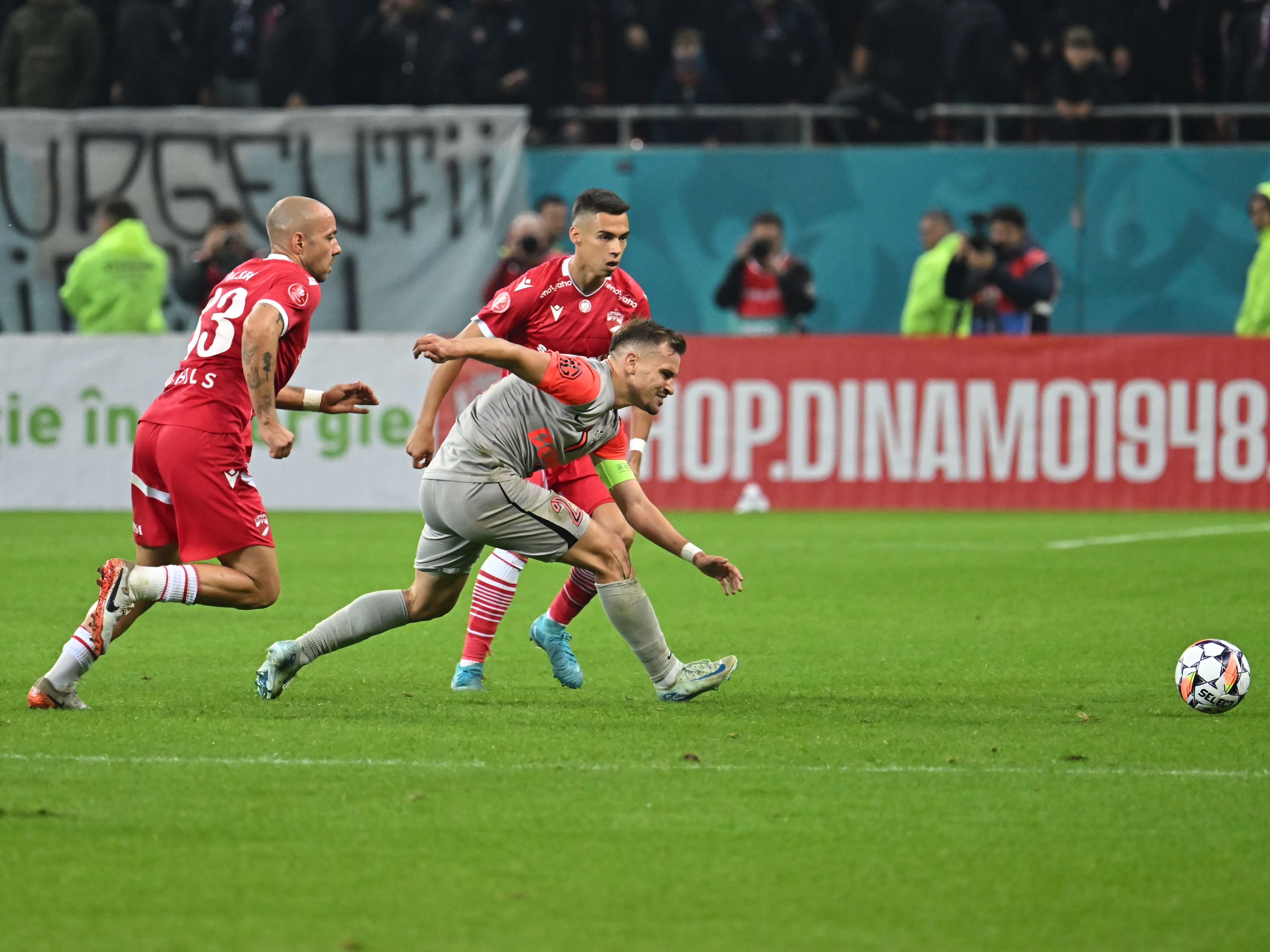 FCSB a învins-o pe Dinamo în deplasare cu 2-0, dar Gigi Becali anunță amenzi