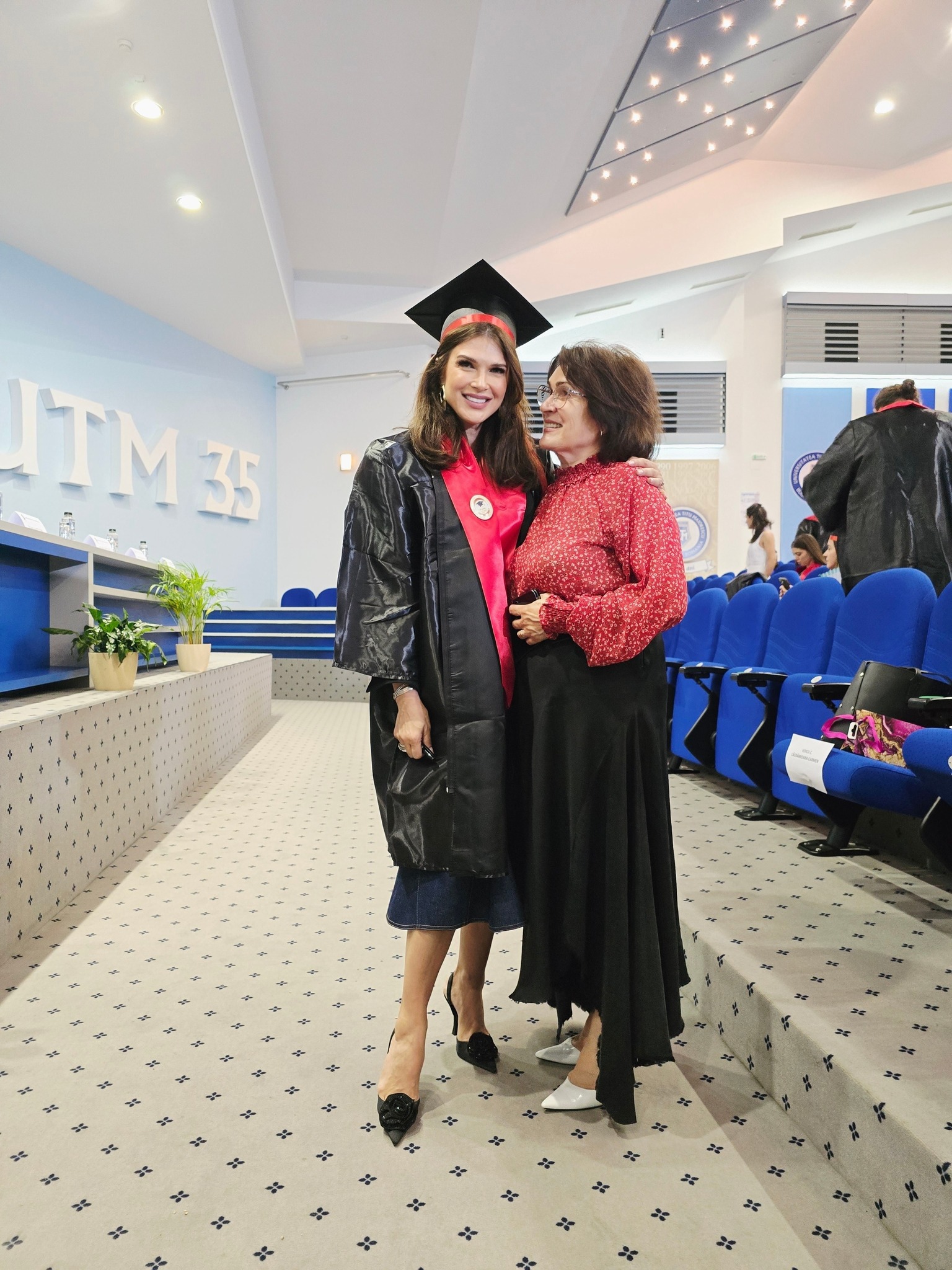 Vedete din România care s-au înscris la facultate după 40 de ani