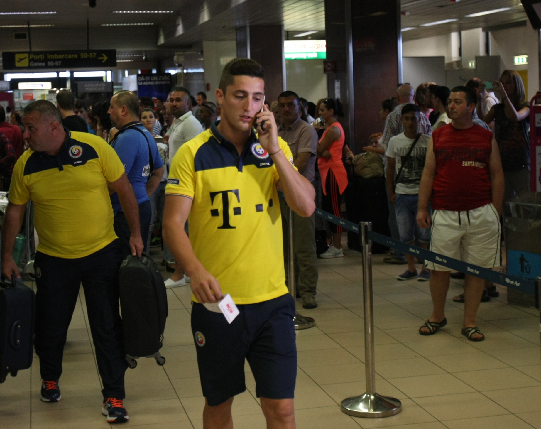 PRELIMINARIILE EURO 2016, UNGARIA - ROMÂNIA (vineri, ora 21.45, TVR 1) / Selecționerul Anghel Iordănescu a renunțat la supersitiții și ^a lăsat femei în avionul care i-a transportat pe tricolori la Budapesta, pentru mare meci cu rivalii istorici / GALERIE FOTO