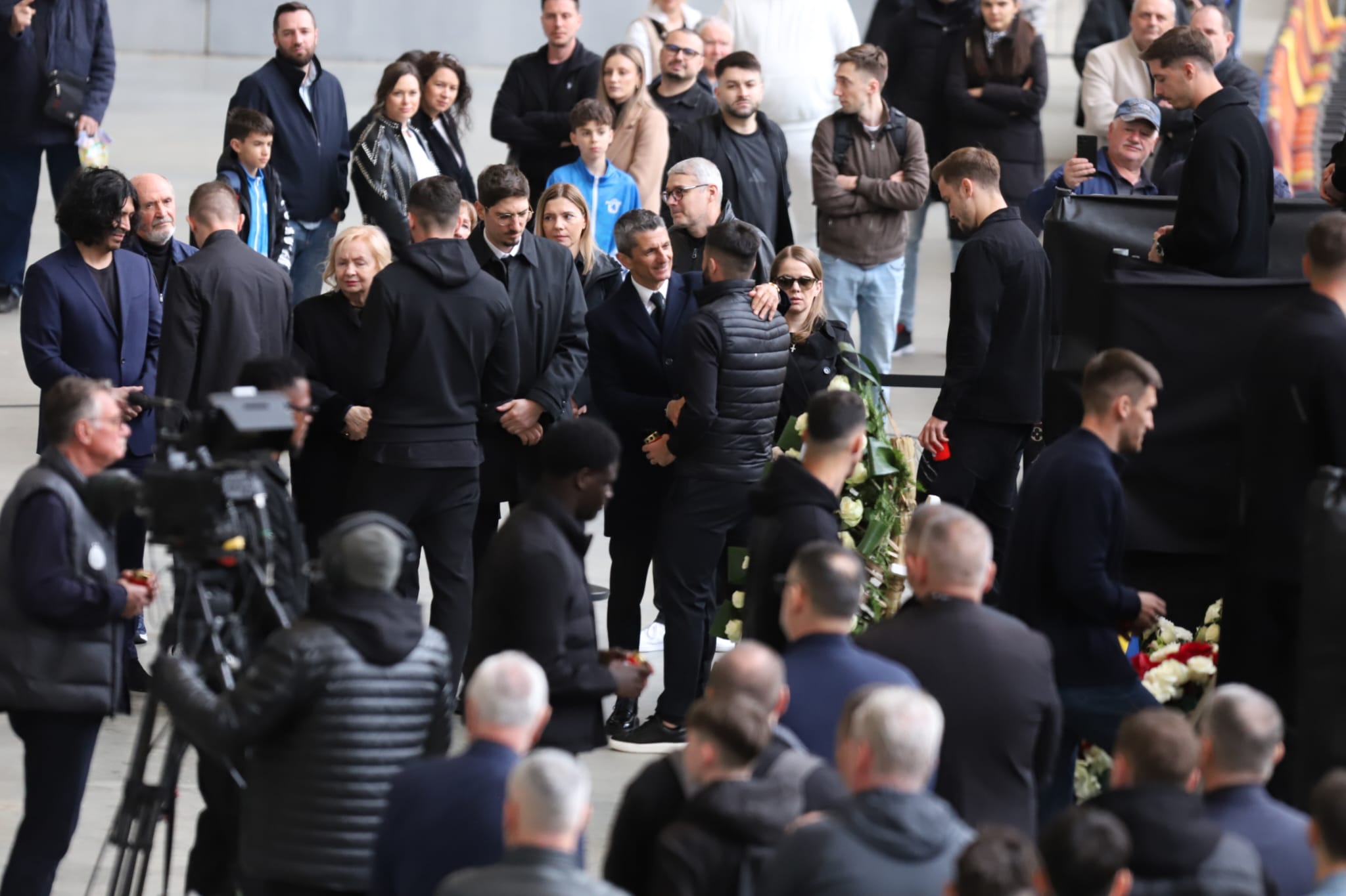 Livetext Mii de români își iau adio de la Mircea Lucescu la Arena Națională înainte de funeraliile cu onoruri militare / „Leucemia i-a provocat și grăbit sfârșitul”