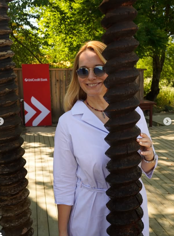 Noi imagini cu Andreea Esca la Căminul Cultural, construit în Porumbacu de Sus. „Am visat la locul acesta și acum sunt foarte fericită”