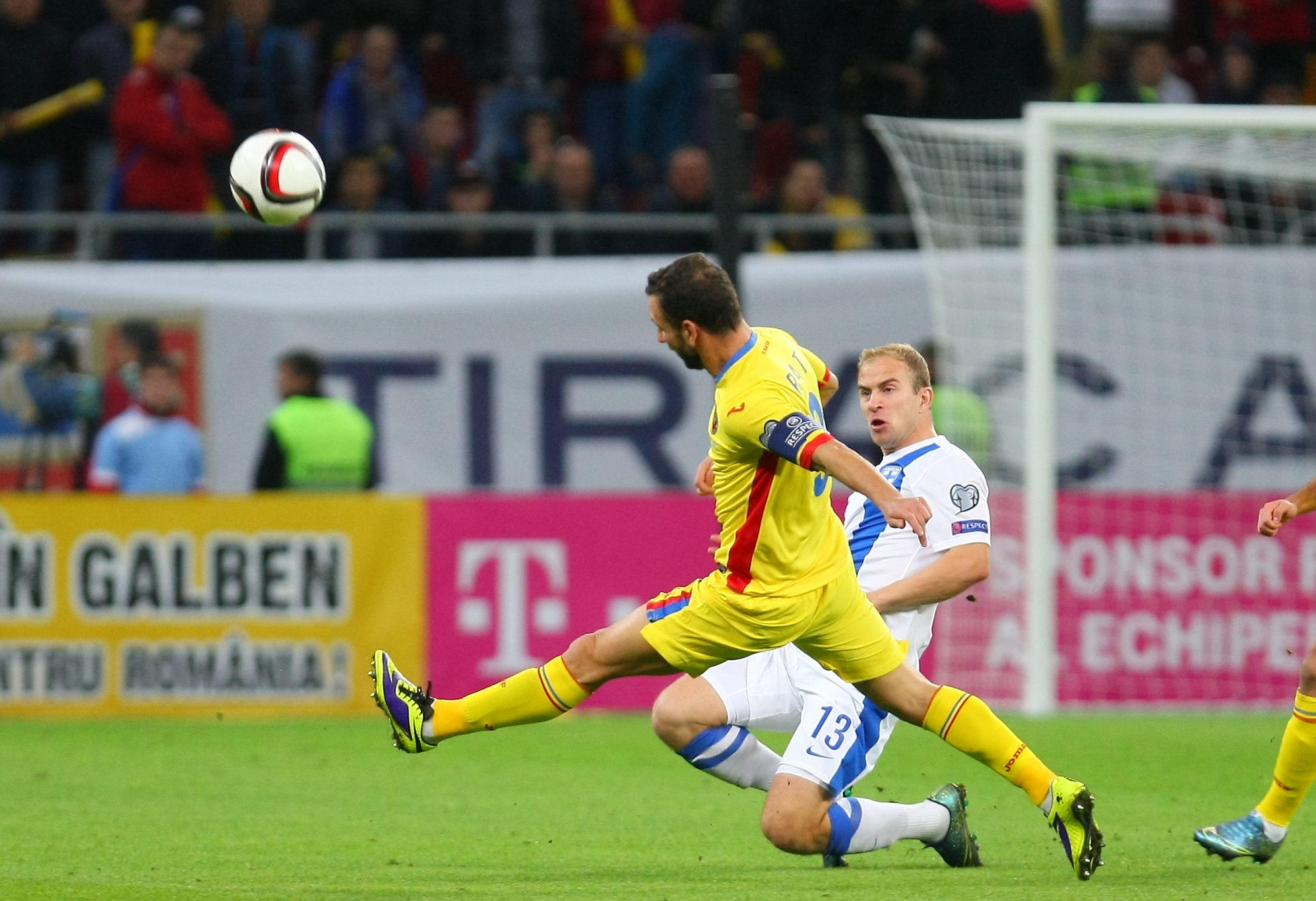 PRELIMINARIILE EURO 2016 / România - Finlanda 1-1! Dramă tricoloră pe ”Arena Națională”! Pohjanpalo ne-a dat lovitura, Hoban a egalat în prelungiri! Oaspeții n-au primit un penalty! Am fost calificați 52 de minute la turneul final din Franța! Dacă batem în Feroe, suntem la EURO! Tricolorii au asaltat poarta lui Hradecky, dar n-a intrat! Meciul a semănat cu jocul din 1985, cu Irlanda de Nord! / LIVEBLOG&FOTO