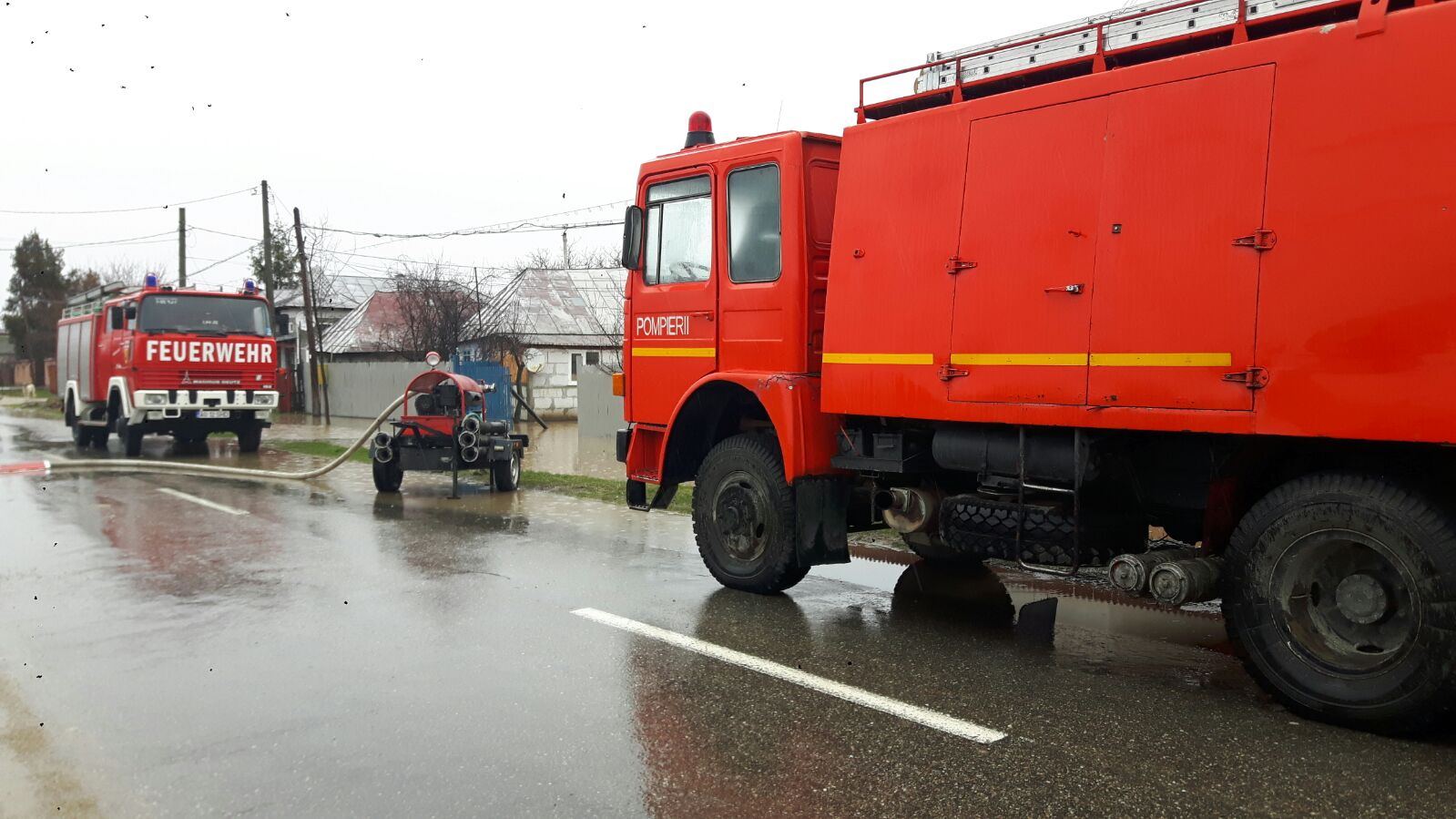 Inundații în Teleorman și Argeș. Zeci de gospodării și un drum județean, invadate de apă / FOTO&VIDEO