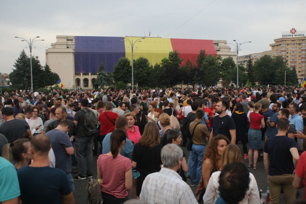 FOTO&VIDEO/ Câteva mii de persoane au protestat în Piața Victoriei, joi seară