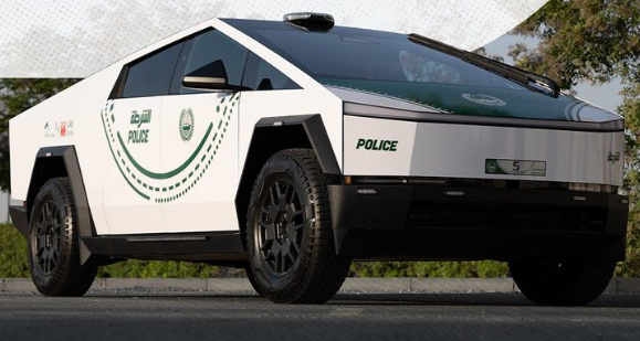 Szolgálati Teslát kaptak a zsaruk Dubajban