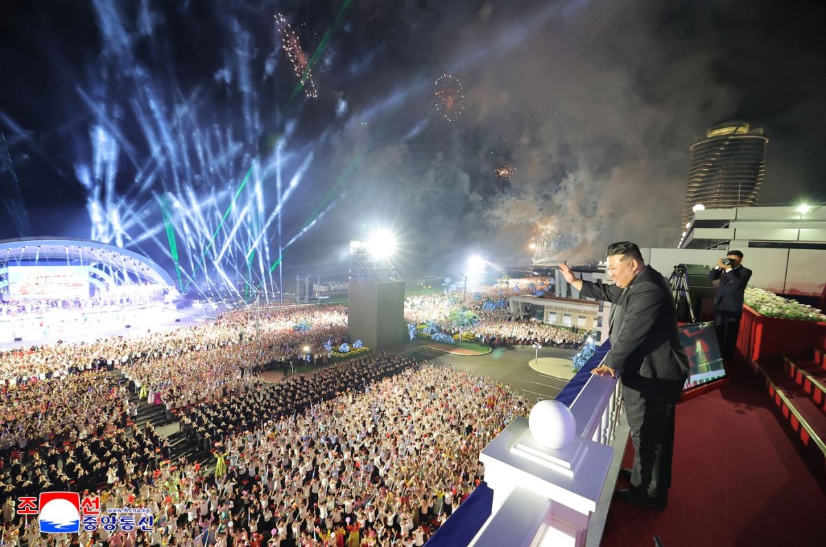 Kim Jong-un a dat rachetele balistice pe tobogane cu apă. Cum a fost fotografiat alături de fiica și soția sa, la inaugurarea unei stațiuni de lux