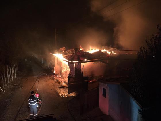 Incendiu la o fabrică de ulei din Prăjești. Ce ar fi declanșat vâlvătaia