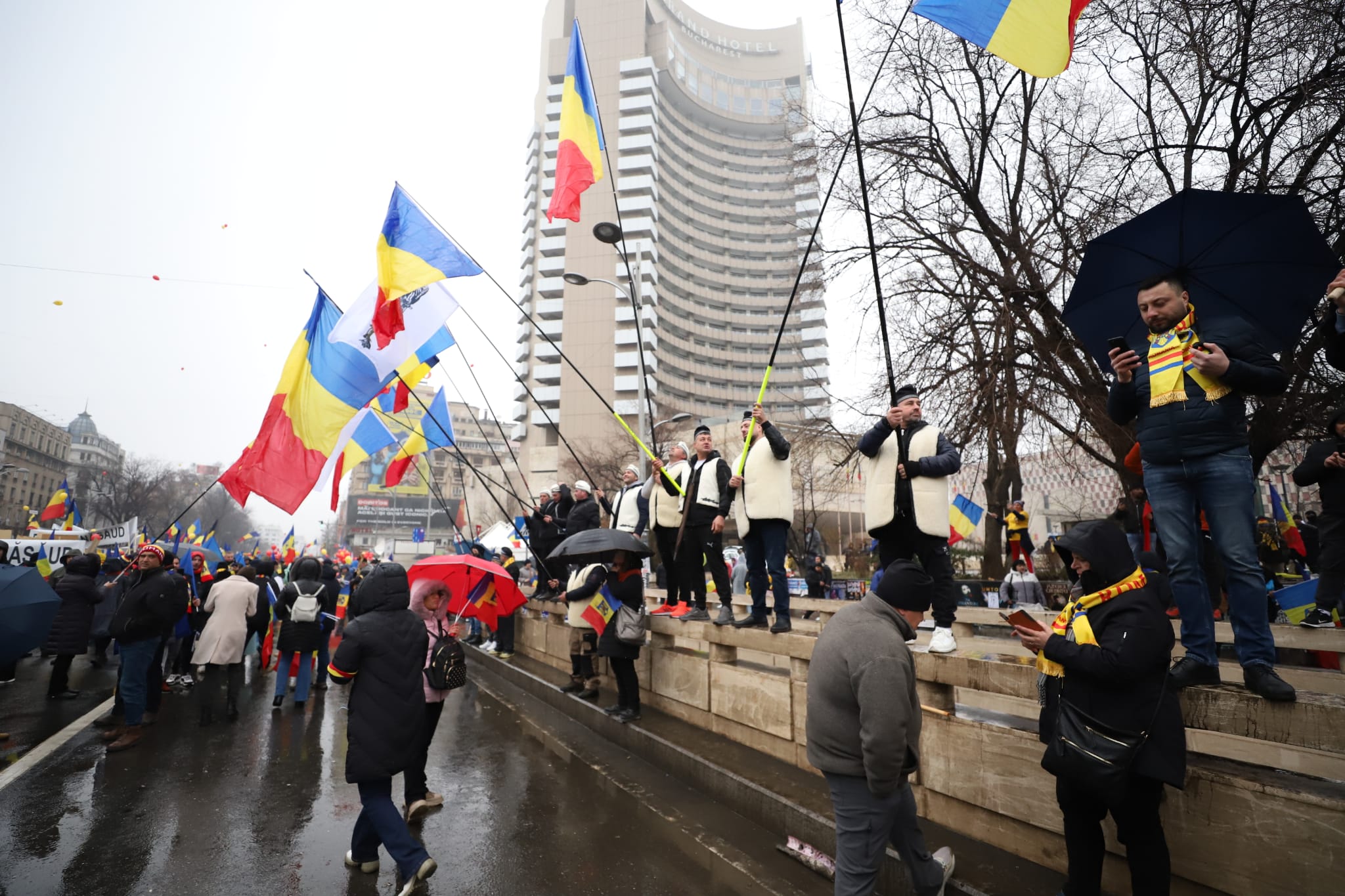 Străzi închise de poliție în ultima clipă în București, în timpul mitingului anunțat de AUR pe 1 martie