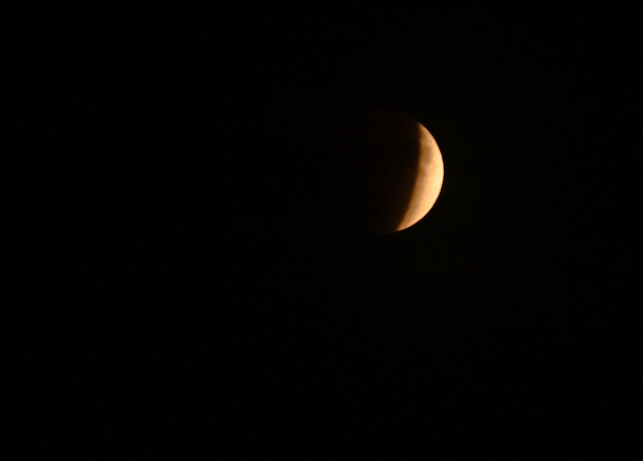 Cum a fost surprinsă „Luna sângerie” pe cerul României: imagini cu eclipsa totală