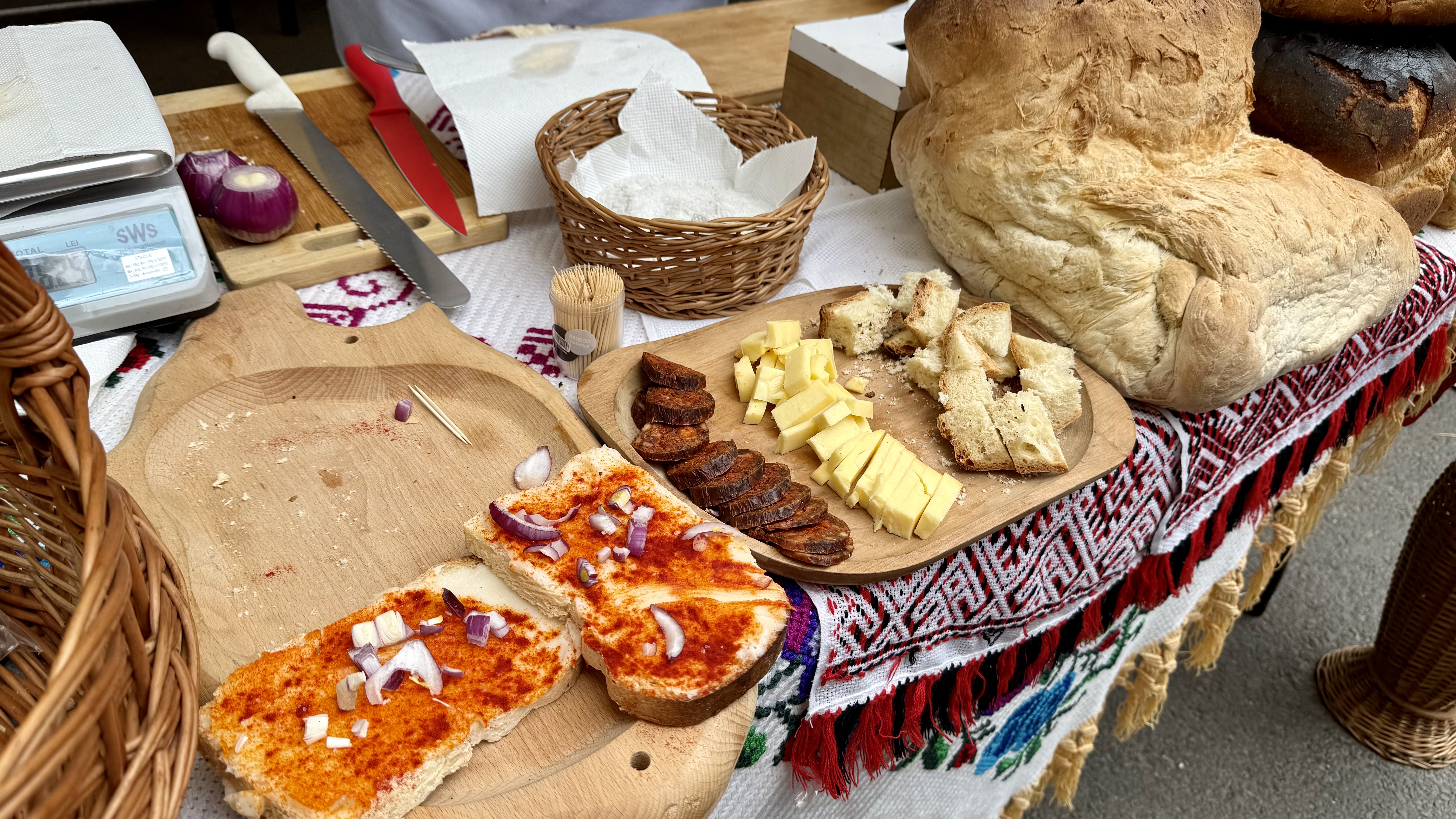 „Sigur și Gustos”, dar te ține buzunarul? Am fost la târgul de la Casa Presei unde pastrama costă 220 de lei/kg