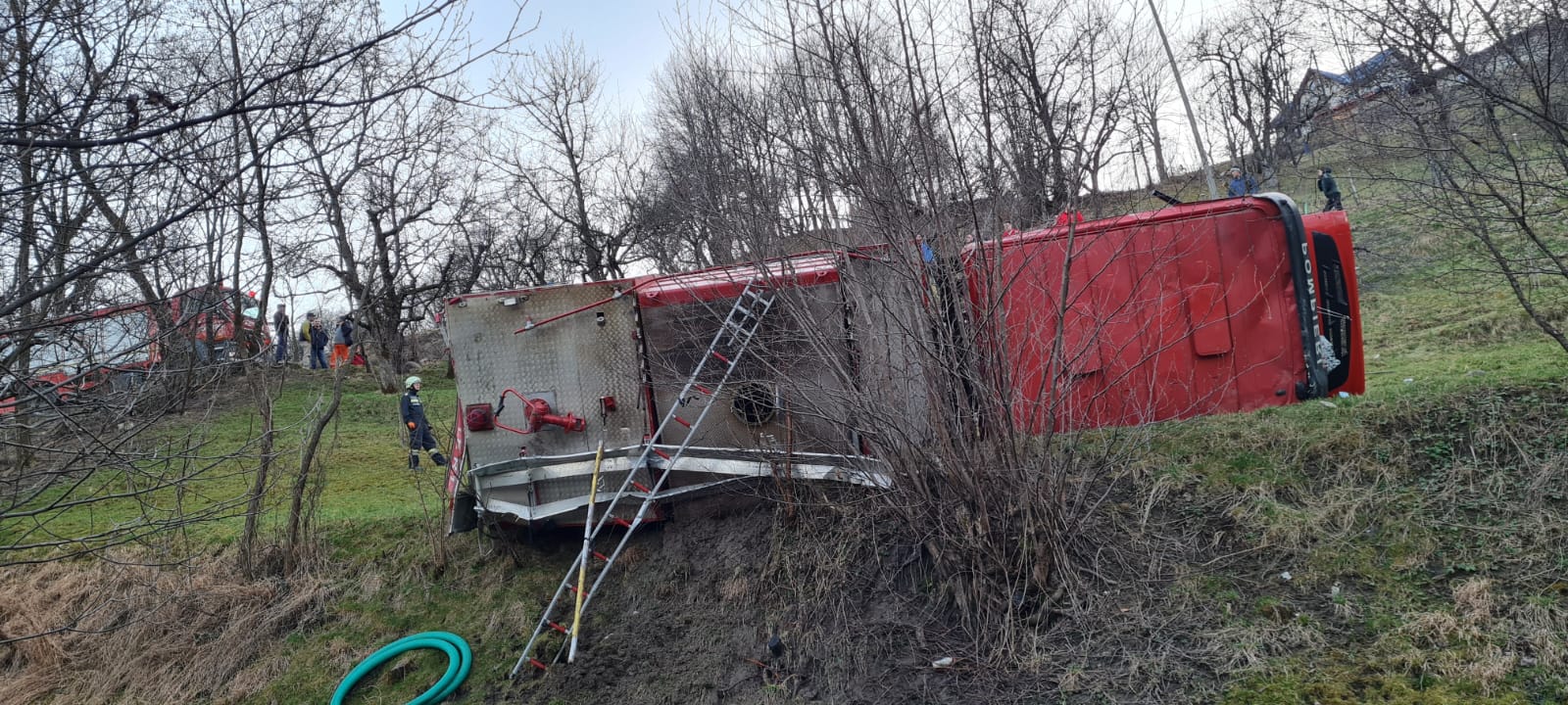 O mașină de pompieri s-a răsturnat în drum spre un incendiu, în Bistrița-Năsăud. 3 pompieri au fost răniți