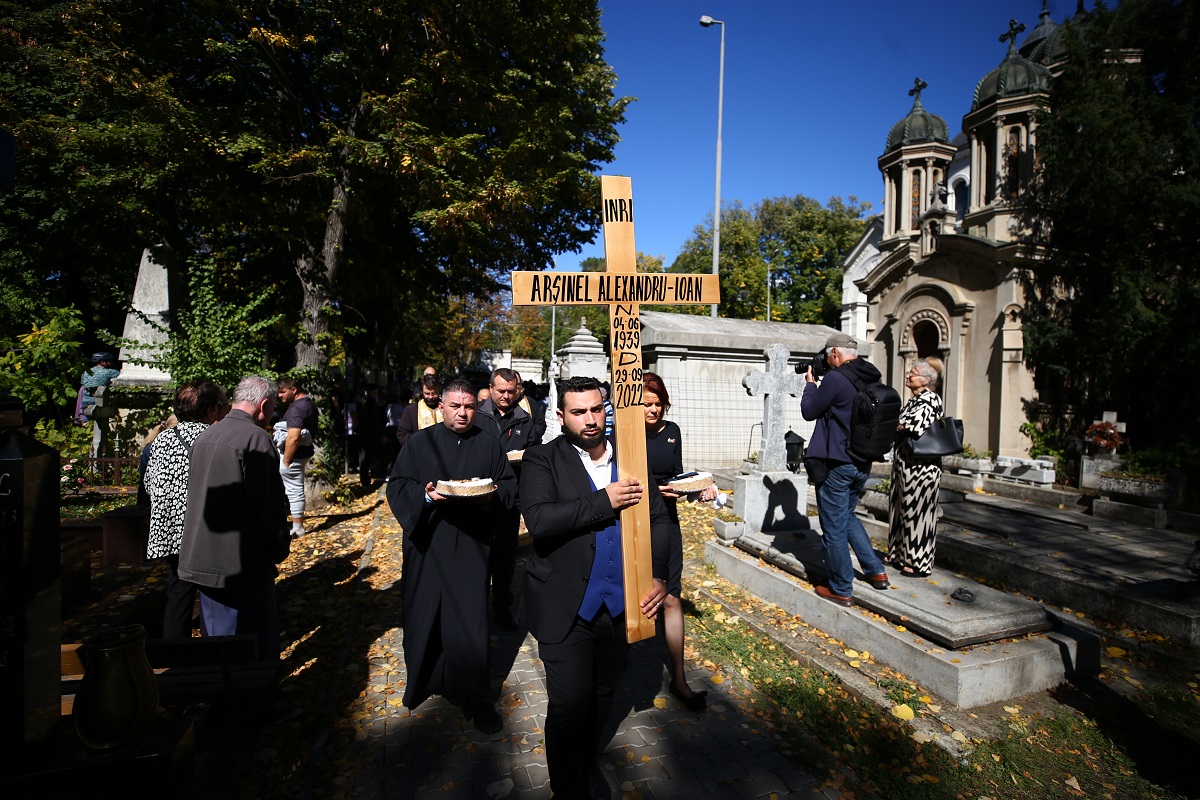 Alexandru Arşinel a fost înmormântat duminică la Cimitirul Bellu. 300 de persoane l-au condus pe actor pe ultimul drum