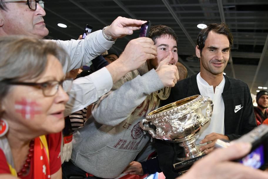 Federer s-a întors acasă. La aeroport, a făcut baie de mulțime. Revine pe teren peste o lună / GALERIE FOTO