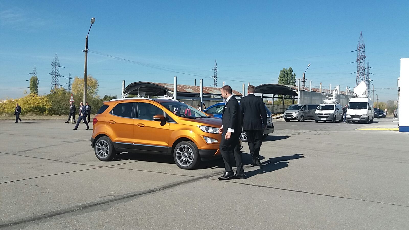 Klaus Iohannis a testat noul Ford EcoSport, cu Simone Tempestini, campionul României la raliu. Președintele, la un pas de a lovi o bordură | FOTO ȘI VIDEO
