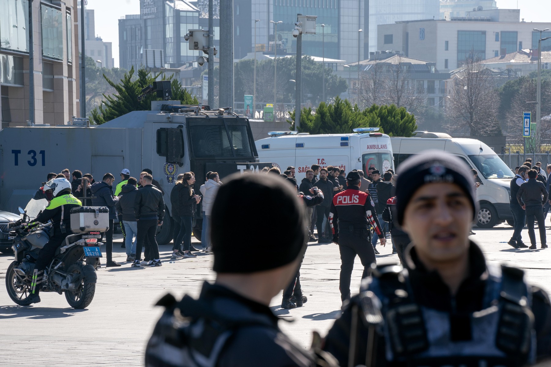 Atac terorist în fața unui tribunal din Istanbul: șase persoane rănite. Atacatorii au fost uciși