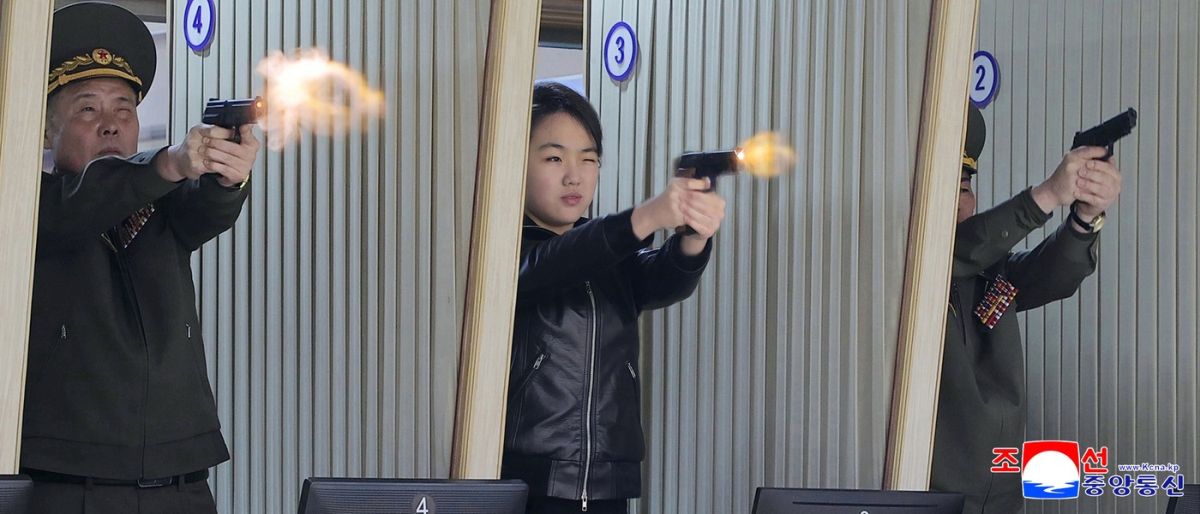 Fiica lui Kim Jong-un a tras cu pistolul în timpul unei vizite la o fabrică de armament: „Regimul încearcă să cultive imaginea unei femei puternice și de temut”