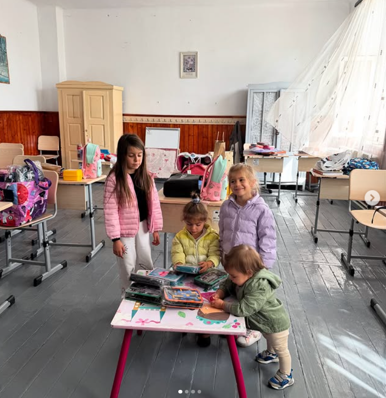 Gestul făcut de Laura Cosoi și fetele sale pentru copiii mai puțin norocoși de la școala din Aprozi, Călărași. „Am convenit împreună cu ele”