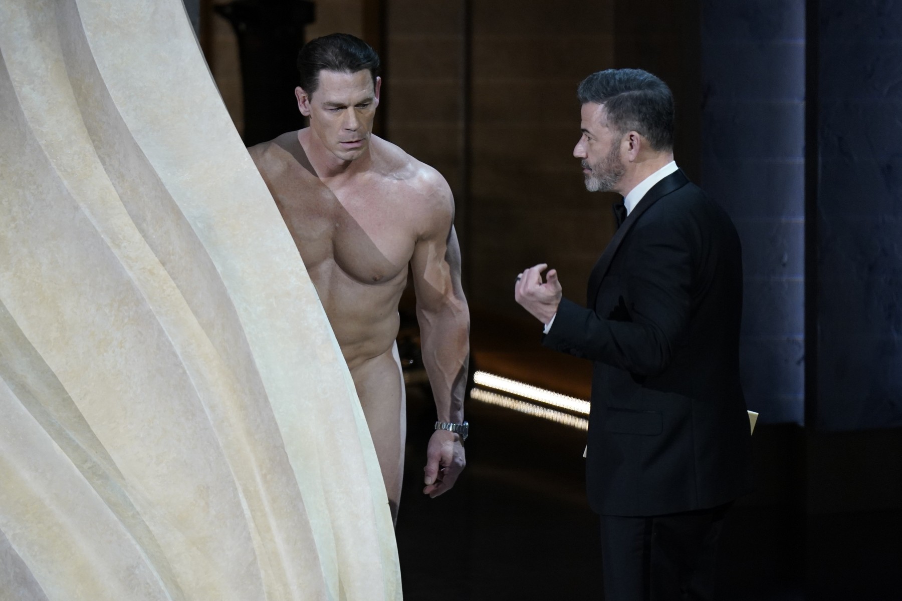 John Cena a apărut complet dezbrăcat pe scena de la Premiile Oscar 2024. Și-a acoperit zona intimă cu un plic | VIDEO