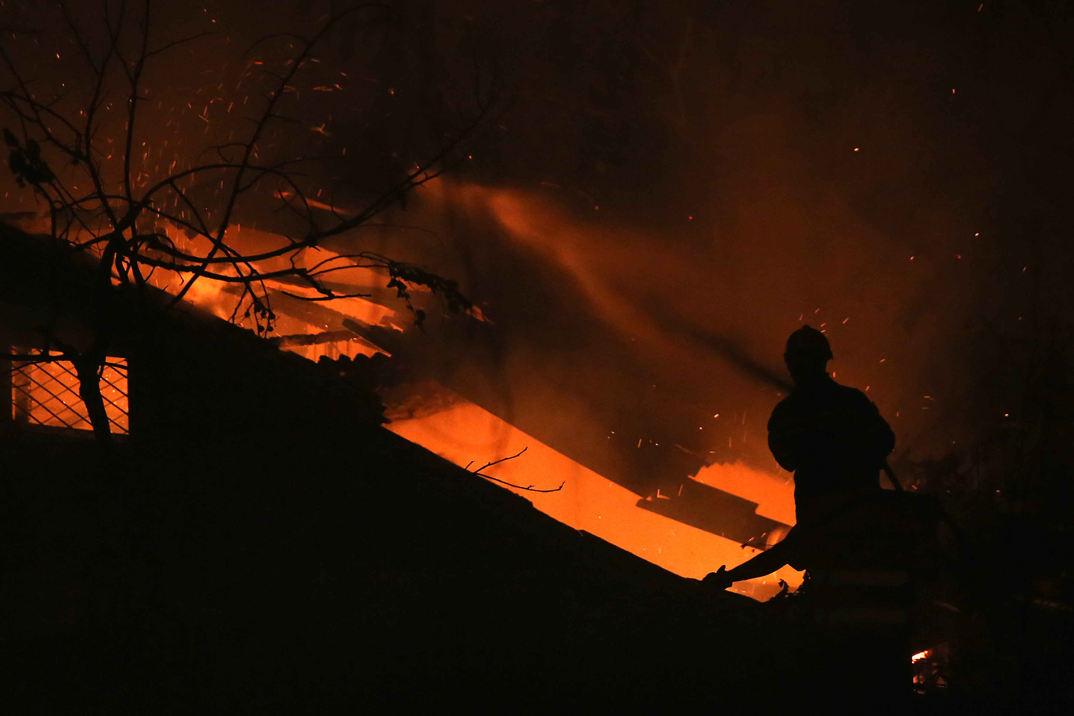 FOTO | Incendii în apropiere de Atena. Mai multe case au fost mistuite de flăcări