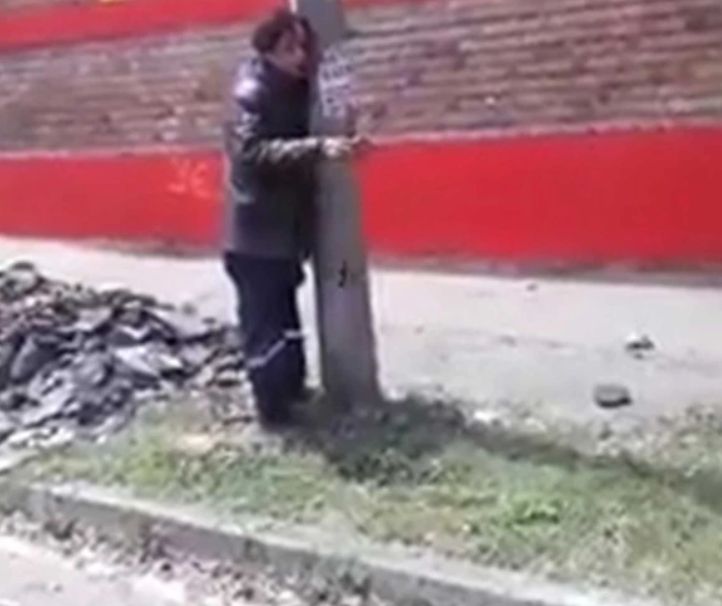 Ce a pățit un bărbat care a încercat să răpească un copil. L-au fugărit pe stradă și l-au bombardat cu pietre | FOTO