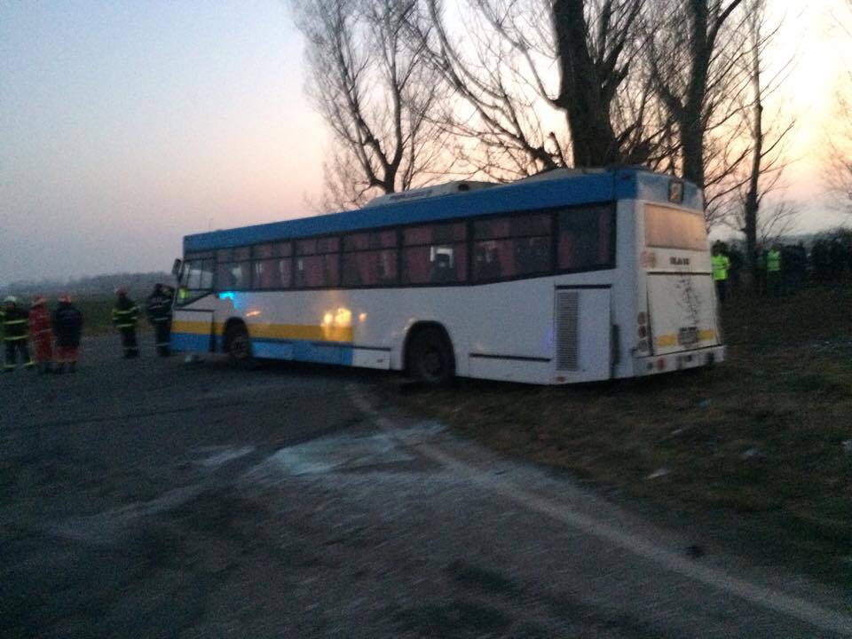Doi morți și zece răniți, după ce o autoutilitară a intrat într-un autobuz FOTO și VIDEO