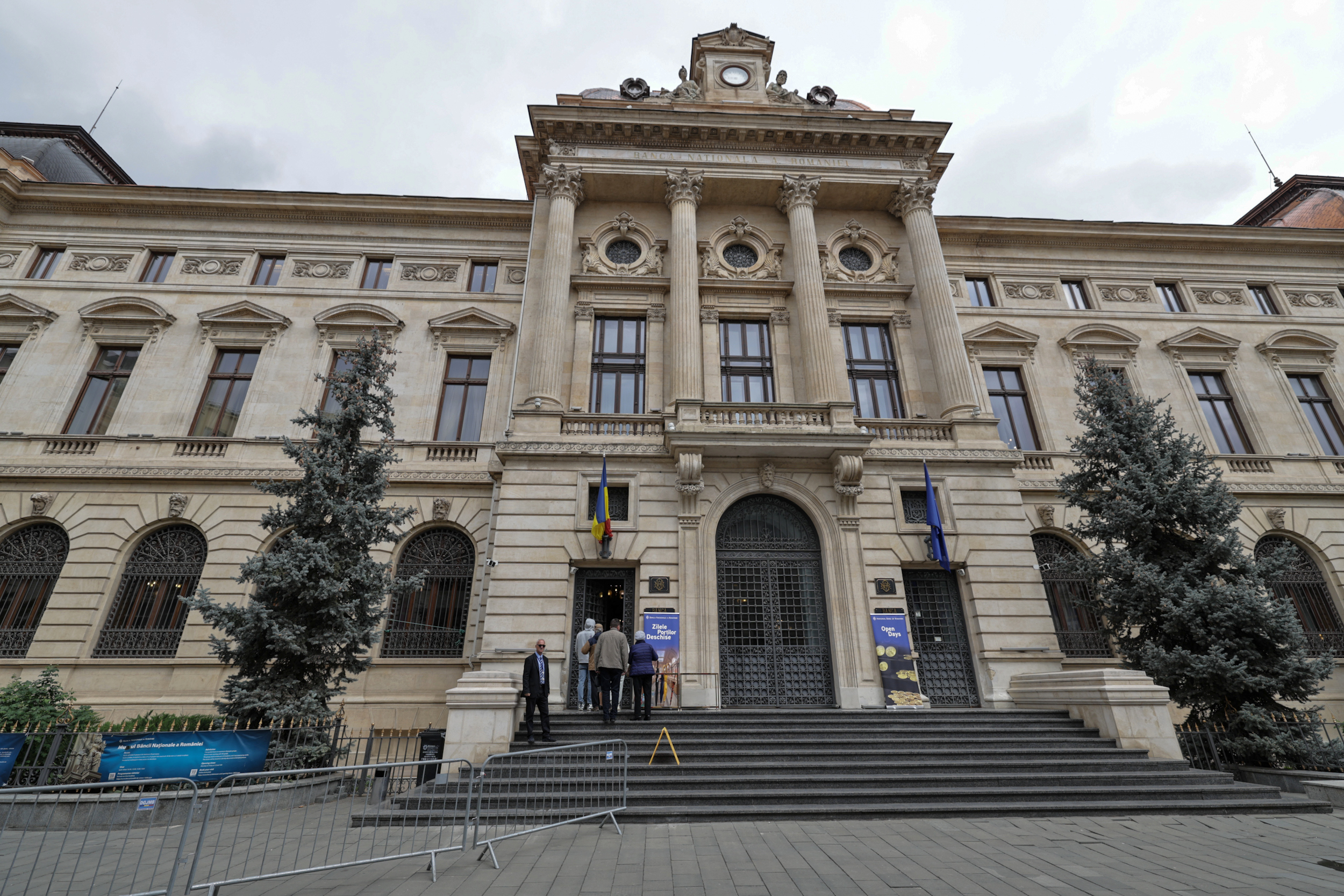 Aur de 3,8 milioane de euro, păzit cu pistoale-mitralieră Kalașnikov. Am intrat în Palatul Vechi al Băncii Naţionale din București