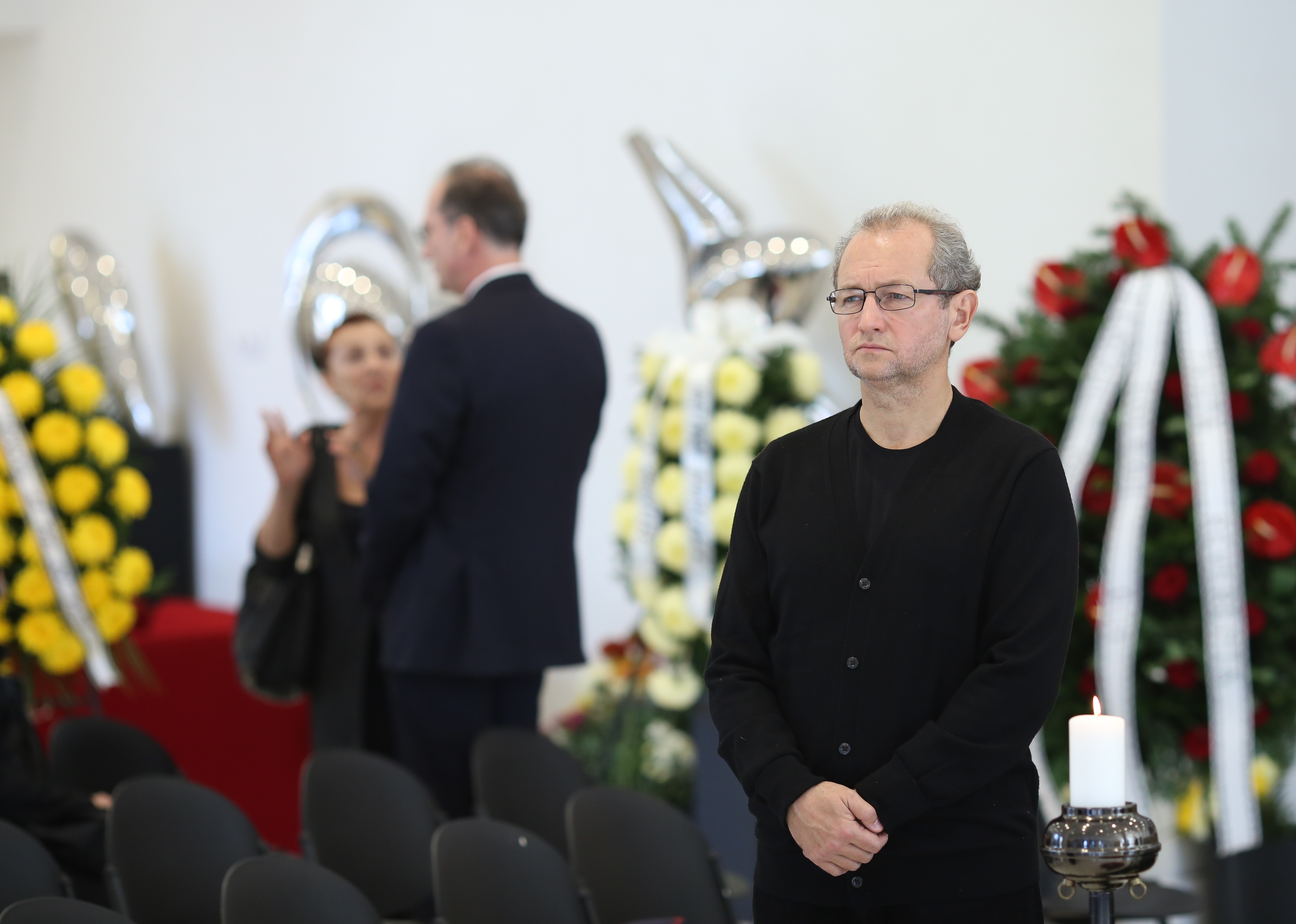 FOTO EXCLUSIV/ Trupul neînsuflețit al Olgăi Tudorache, depus la biserica Kretzulescu din Capitală. Imagine emoționantă cu fiul actriței