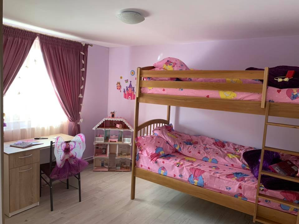 Roxana, fetița din Vaslui care își dorea doar "piure cu carne", a primit o casă de Crăciun / FOTO